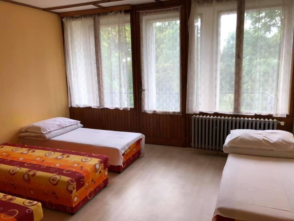 Druzstevni Dum Choustnik Hotell Eksteriør bilde